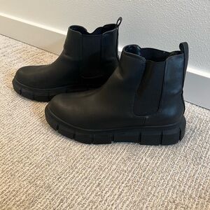 BP black leather boots
